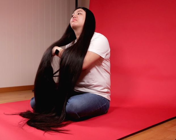 VIDEO - Really long black hair on red