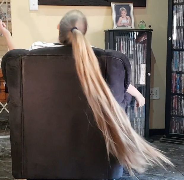 VIDEO - Heavy blonde hair behind the chair
