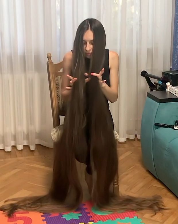 VIDEO - Extreme floor length hair brushing