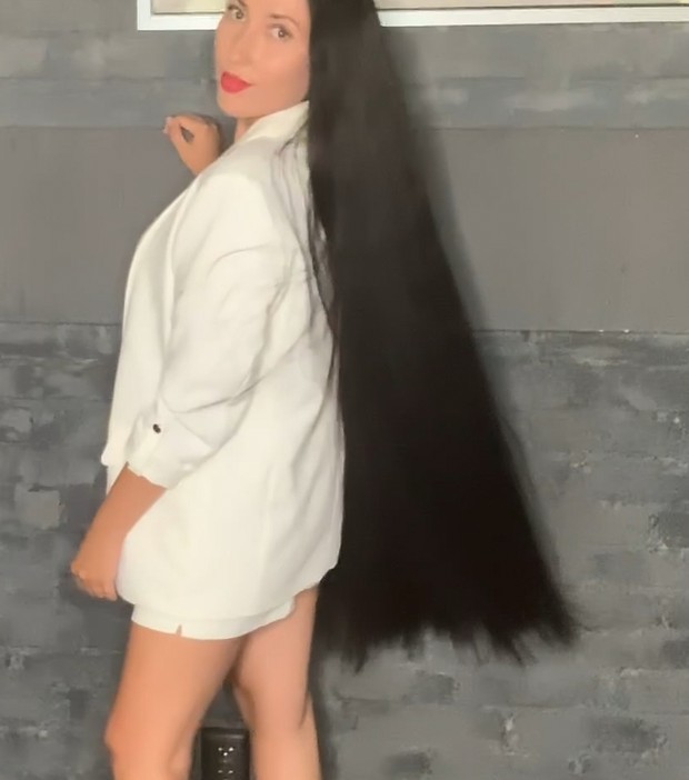 VIDEO - Mila&#x27;s high ponytail