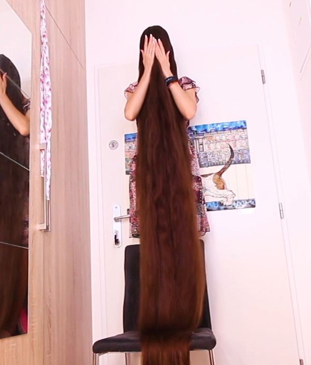 VIDEO - Extreme hair in front of her face