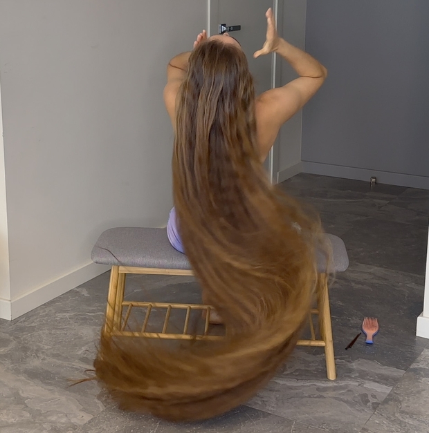VIDEO - Floor length hair dream
