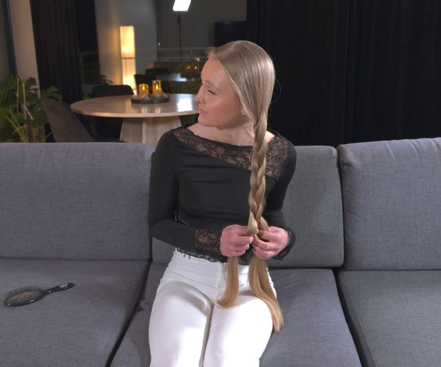 VIDEO - Blonde braid and hair flips