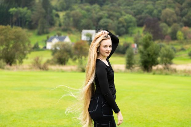 PHOTO SET - Wind tossed tresses photoshoot
