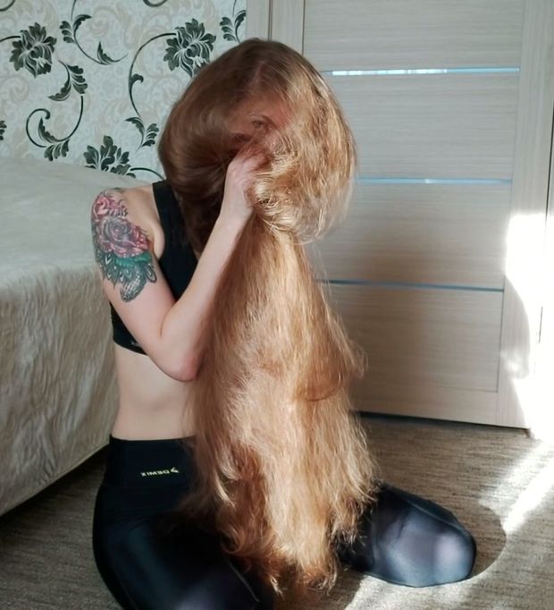 VIDEO - Extreme hair smelling