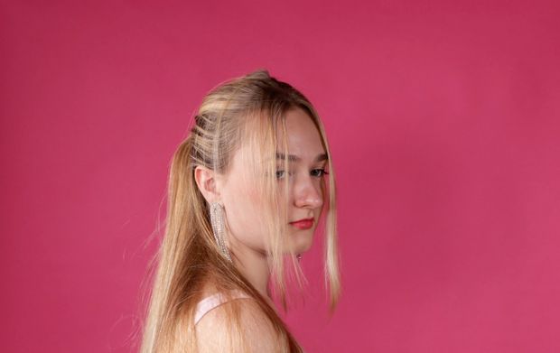 VIDEO - The ponytail and bun show perfection on pink