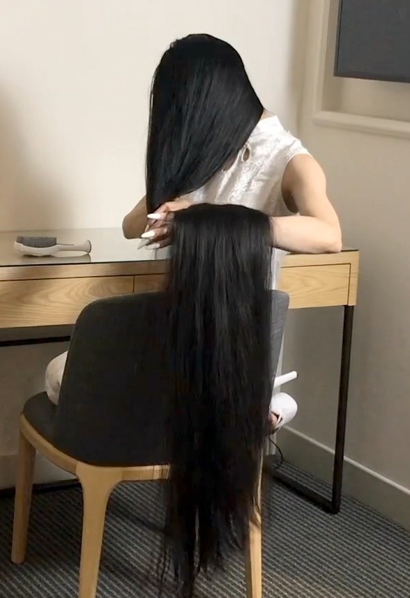 VIDEO - A lot of length, a lot of hair play