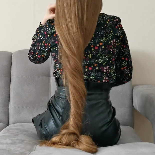 VIDEO - Using floor length hair as a blanket