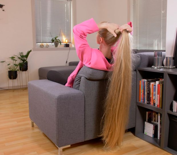 VIDEO - Extreme blonde bun elegance