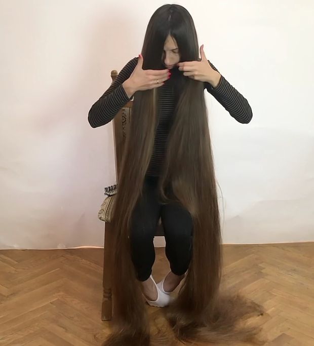 VIDEO - Super silky floor length hair