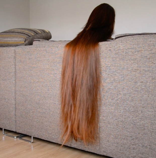VIDEO - Thigh length hair sofa play