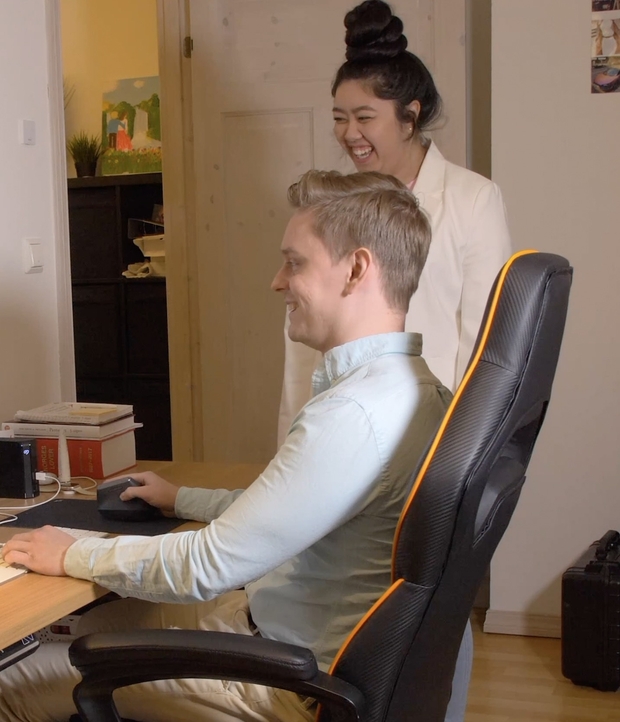 VIDEO - Super long haired gamer