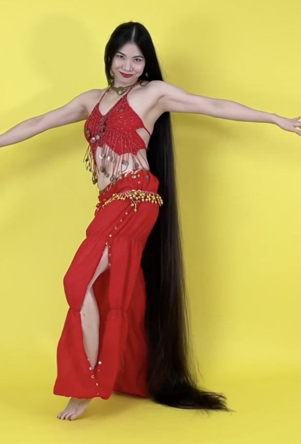 VIDEO - Beyond floor length hair belly dancer