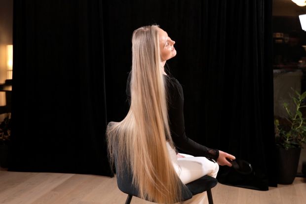 VIDEO - Super silky light blonde hair in chair