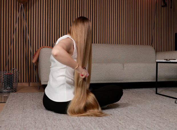 VIDEO - Extremely silky blonde hair