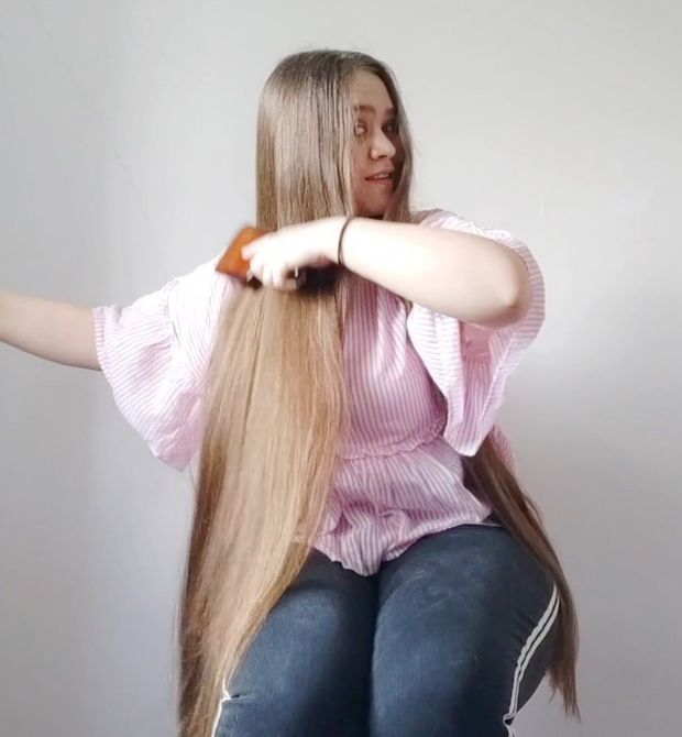 VIDEO - Pink shirt, shiny hair
