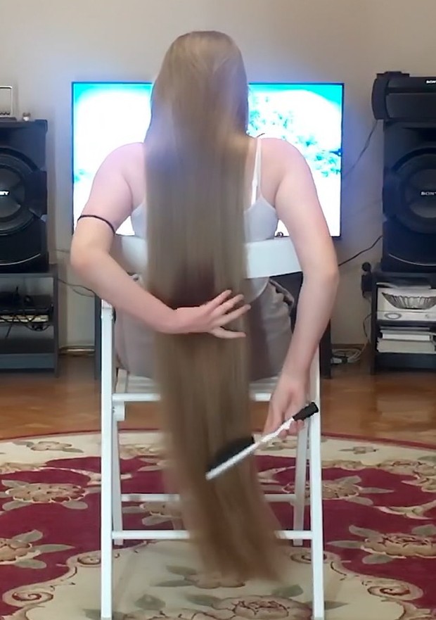 VIDEO - Blondie&#x27;s long hair show