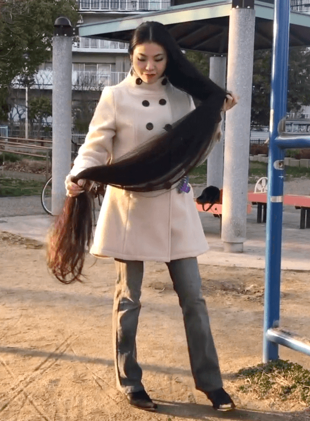 VIDEO - Floor length hair in public 2