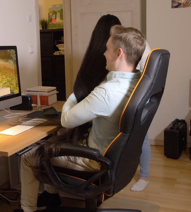 VIDEO - Super long haired gamer