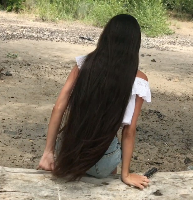VIDEO - Long hair at the beach