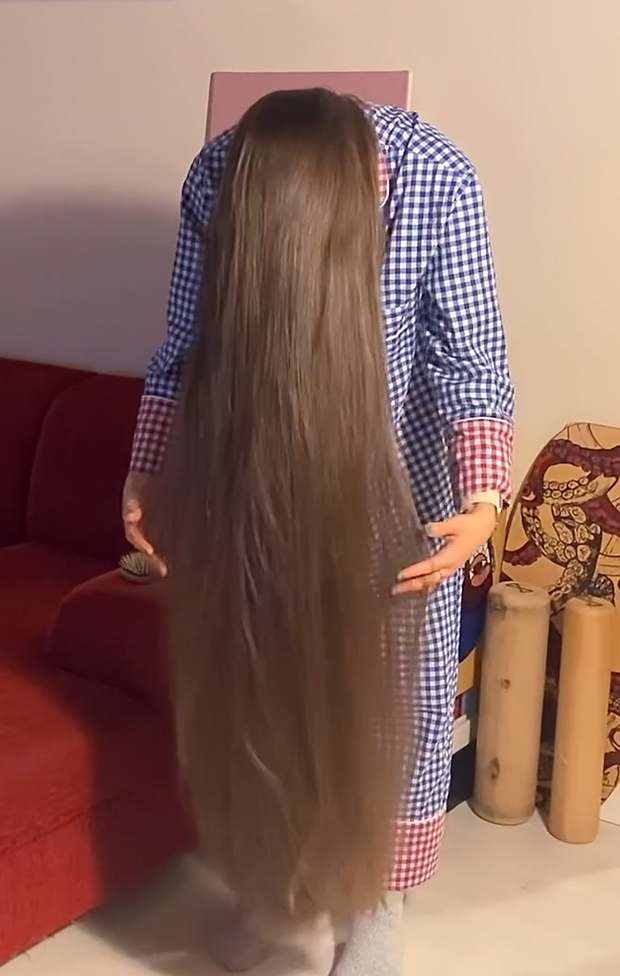 VIDEO - Extreme calf length hair in front of her face (part 1)