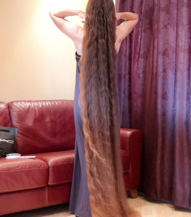 VIDEO - Rapunzel getting ready for the evening