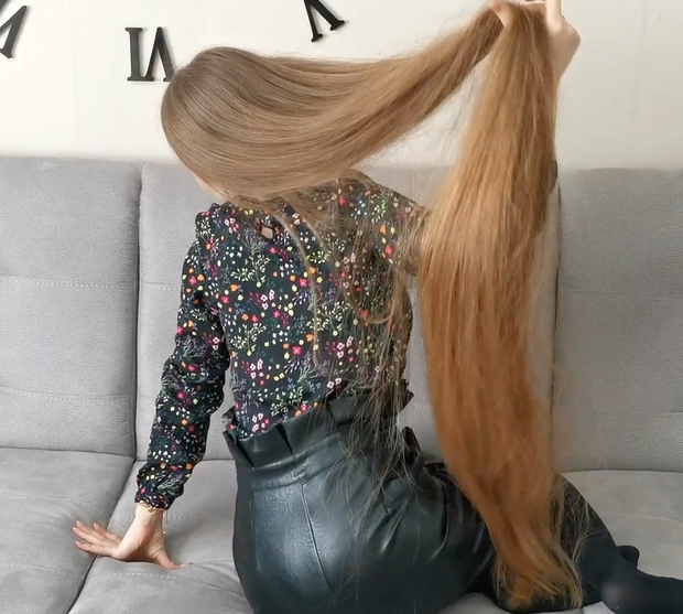 VIDEO - Using floor length hair as a blanket