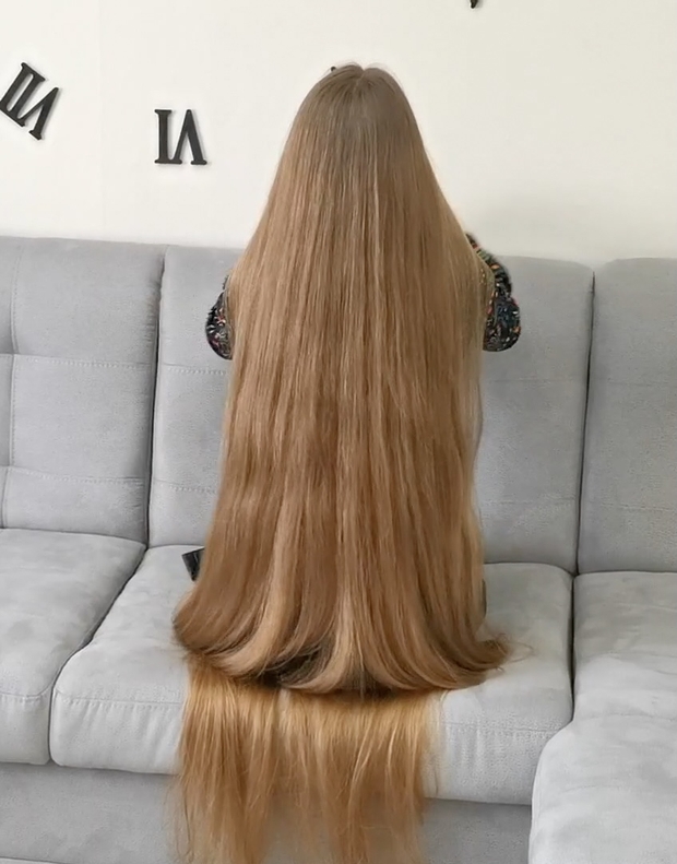VIDEO - Using floor length hair as a blanket