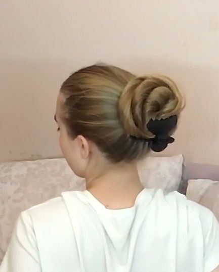 VIDEO - Heavy, blonde, thick, long hair