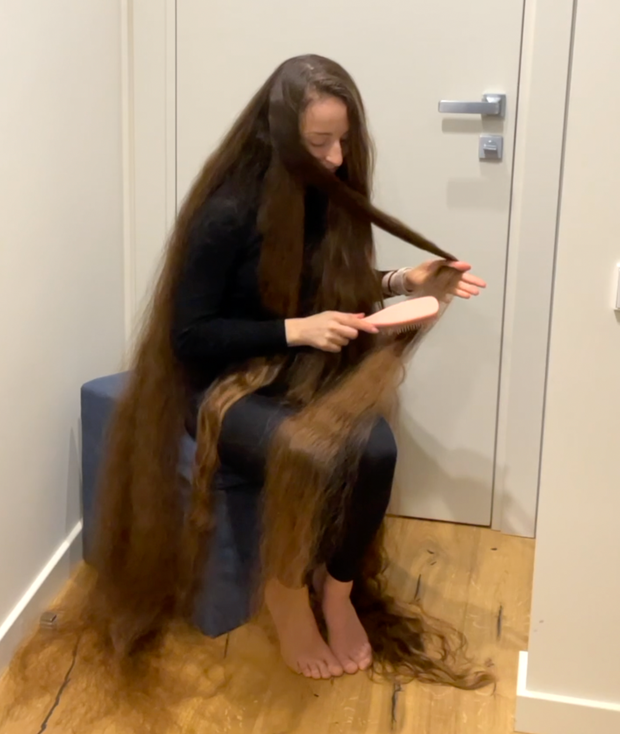 VIDEO - Brushing a pile of hair