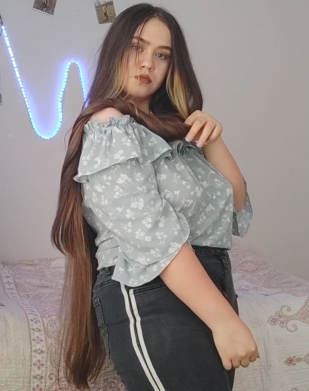 VIDEO - Her daily hair play