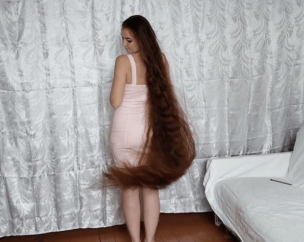 VIDEO - Margarita&#x27;s super long, creative hair play