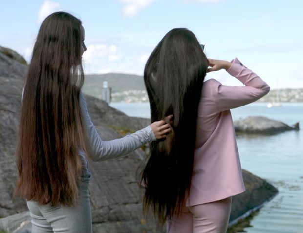 VIDEO - Two sisters by the sea