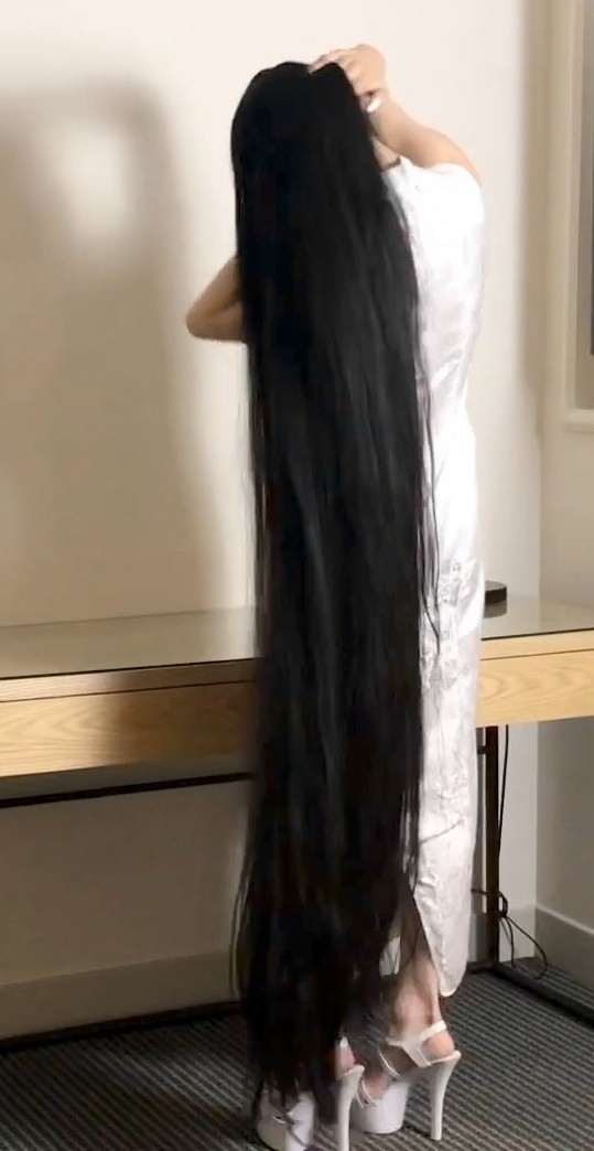 VIDEO - A lot of length, a lot of hair play