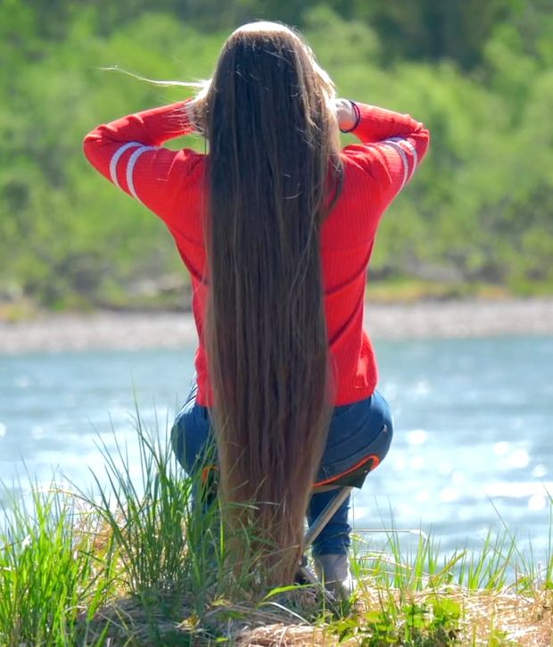 VIDEO - Rapunzel sitting by the water