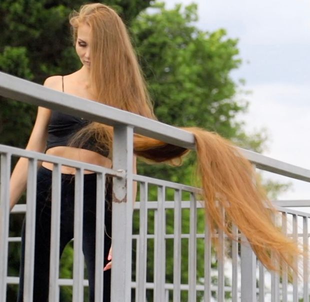VIDEO - Perfect outdoor hair display