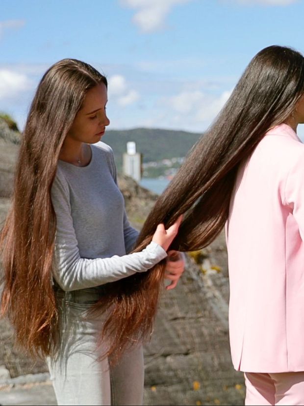VIDEO - Two sisters by the sea