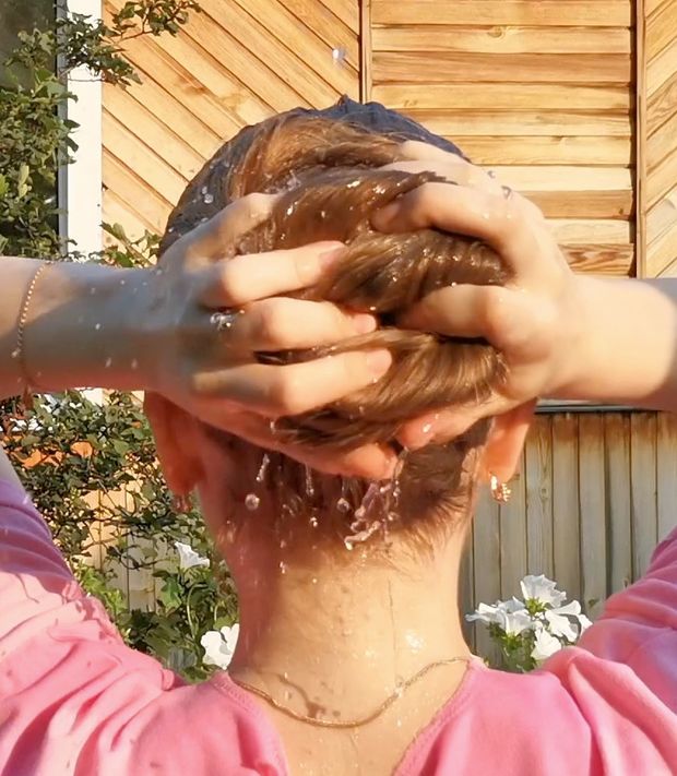 VIDEO - Tons of shampoo for very long blonde hair
