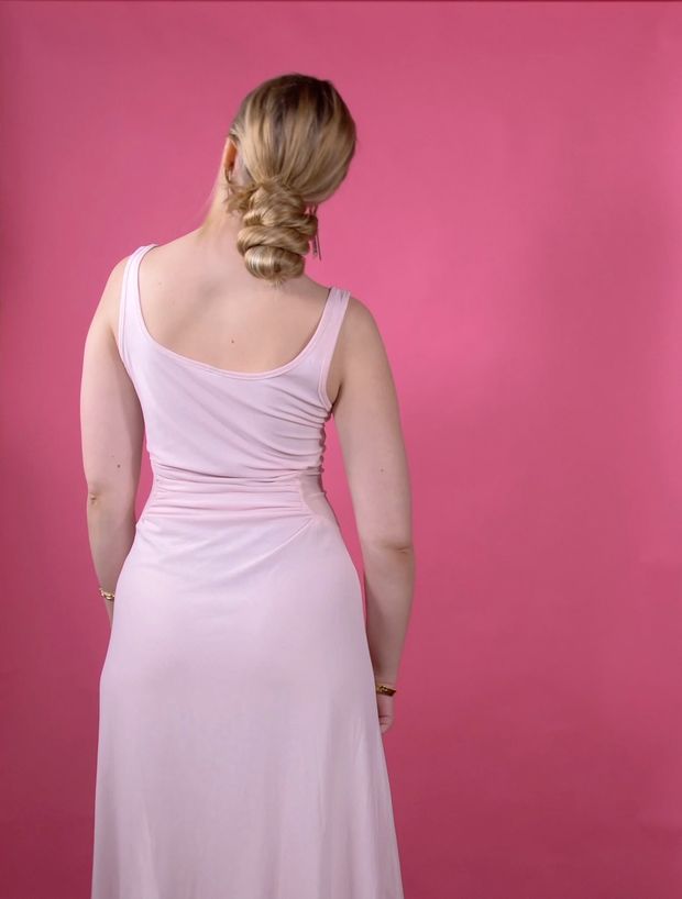 VIDEO - The ponytail and bun show perfection on pink