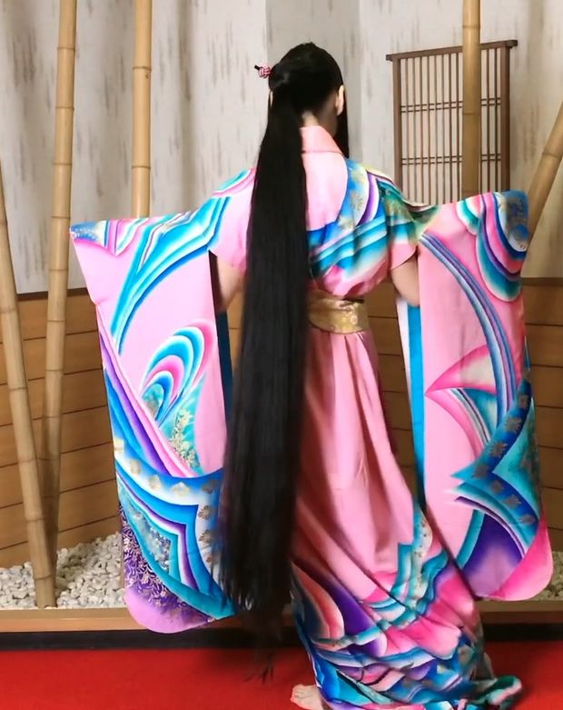 VIDEO - Super long Asian hair