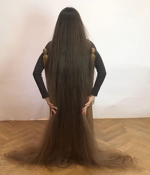 VIDEO - Floor length hair display