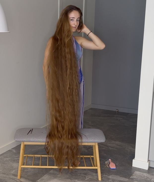 VIDEO - Floor length hair dream