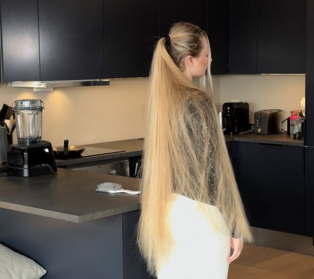 VIDEO - Ponytails and buns display