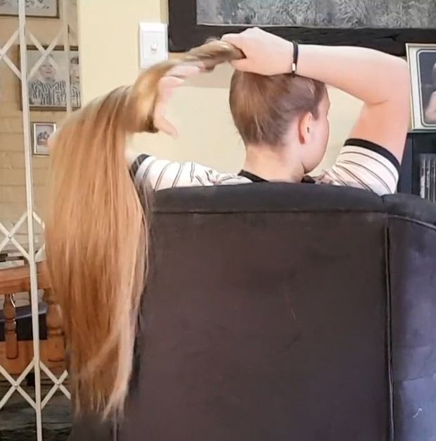 VIDEO - Heavy blonde hair behind the chair