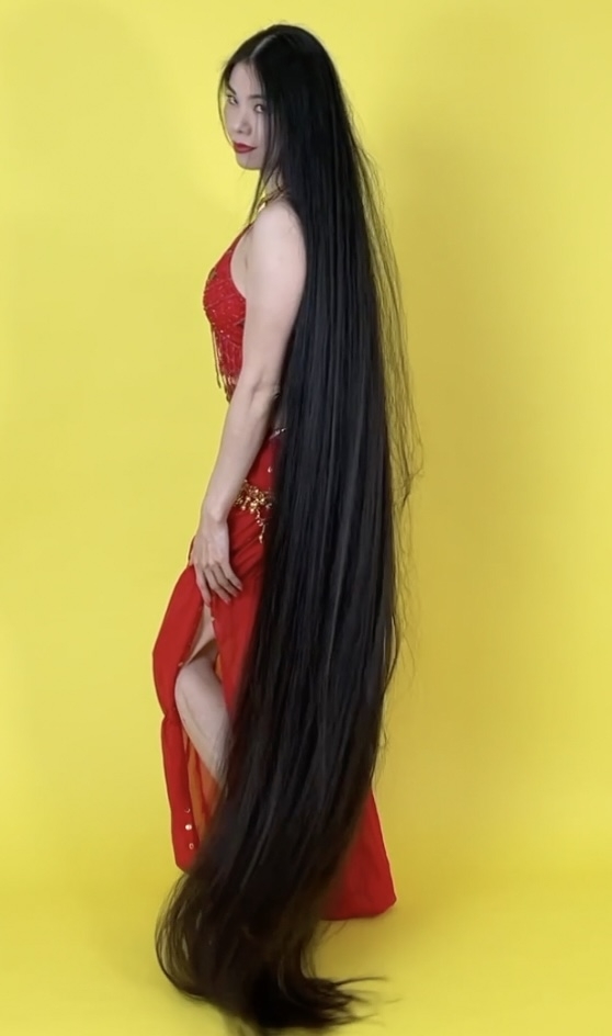 VIDEO - Beyond floor length hair belly dancer