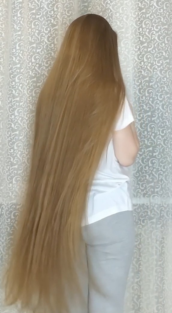 VIDEO - Long blonde hair by the curtains