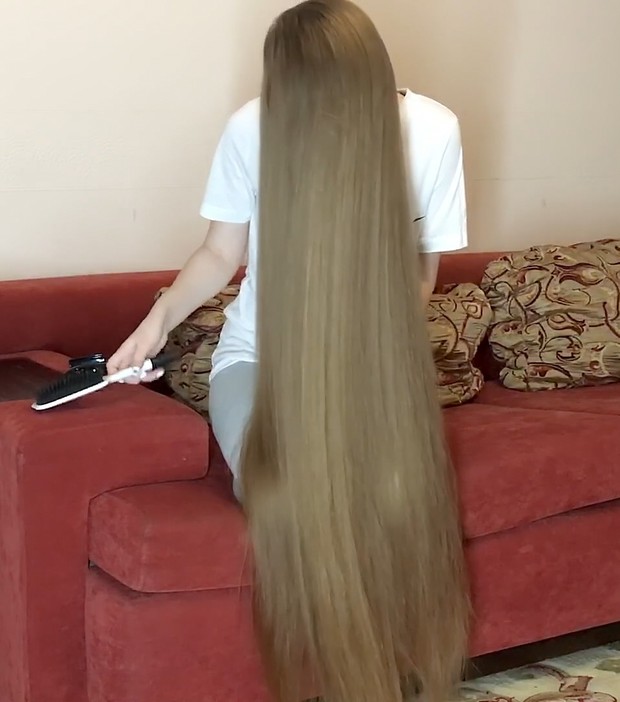 VIDEO - Red sofa, blonde hair