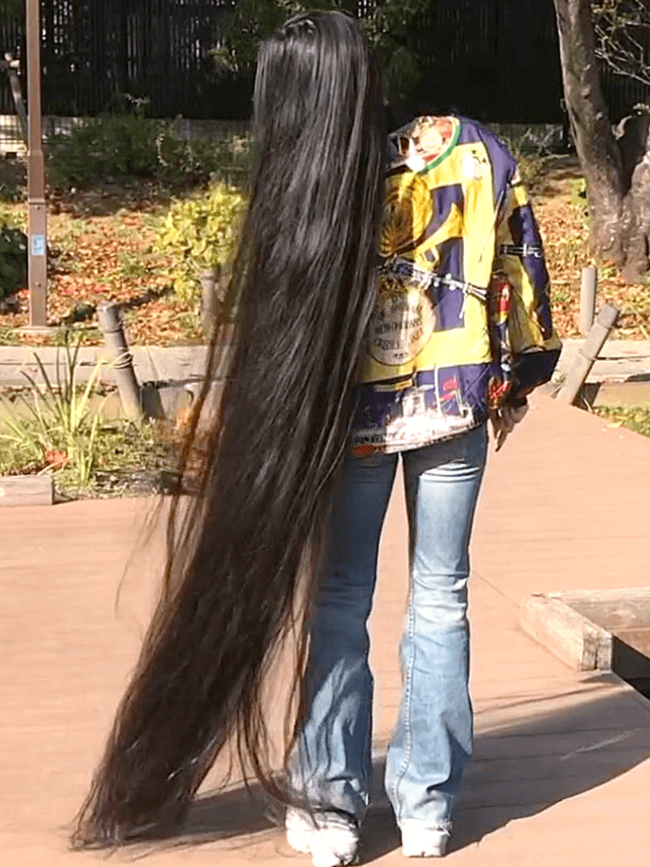 VIDEO - Her long hair is very silky