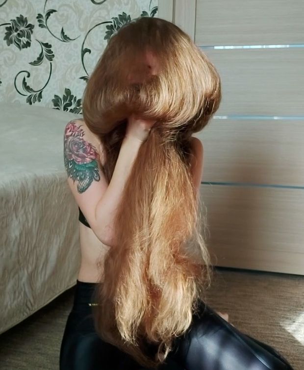 VIDEO - Extreme hair smelling
