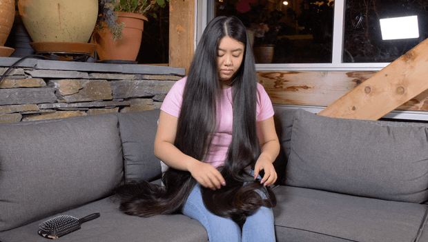 VIDEO - Rapunzel brushing in the sofa